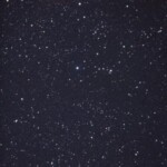 Plejadit M45 alhaalla kuvassa ja Kaliforniasumu taasen kuvan yläosassa
Olympus OM1, Lumicon ds-filtteri Kuva: Juhana Kerttula, Nastola