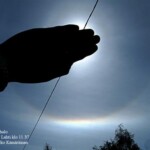 14.7.2008 klo 11.37
Aurinkoa on himmennetty pitämällä kämmen edessä.
Auringon halo 14.7.2008 Lahti klo 11.37 Canon A590 IS Kuva: Marko Kämäräinen