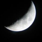 15.1. 2005
Kuvassa kasvava Kuunsirppi joka oli vielä sirppi vähän aikaa ennen puolikuuta..
Canon Ixus 300 Refr. 158mm/2063mm Kuva: Marko Kämäräinen