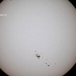 13.7.2012
Auringon pilkkuja kuvattu Lahden Ursan tähtitornilla. Canon EOS 600D, Väisälä refr. 158mm/2063mm ja objektiivisuodin.
Kuva: Marko Kämäräinen