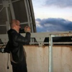 5.5.2008 klo 21.47
Jukka bongaa myrskypilveä Ursan tähtitornilla
5.5.2008 Lahti klo 21.47 Canon EOS 40D Kuva: Marko Kämäräinen