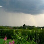 7.7.2007 Hollola klo 20.43
Kesäinen myrsky pyyhkäisi Lahden yli joten nousimme auton kyytiin bongaamaan. Kuvassa on periaatteessa päiväsalama!
7.7.2007 klo 20.43 Hollola Korpikylä Canon PowerShot A700 Kuva: Jukka Suurhasko, Marko Kämäräinen