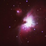 Orionin tähtisumu
Kaasusumun etäisyys n. 1500vv
29.12.2006 klo 0.17 Refr. 158mm / 2063mm Canon EOS 350D Kuva: Marko Kämäräinen