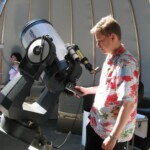 18.6.2006
Marko Kämäräinen tarkastelee Meade 16 LX200 GPS ohjainkapulaa
18.6.2006 klo 15.52 Kuva: Jukka Suurhasko