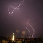 8.8.2010 klo 22.33
Salamointia kauppakeskuksen pihalta kuvattuna Hämmenlinnan Tuuloksessa.
Kuva: Juha Tiainen