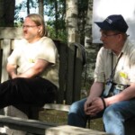 Vasemmalta: Veikko Mäkelä ja Matti Suhonen odottavat ulkoilmakokouksen alkua
4.8.2006 Töysä Kuva: Marko Kämäräinen