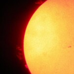 DayStar H-alpha
Protuberansseja, eli Auringon magneettisuuteen liittyviä purkauksia. Lahden Ursan tähtitornilla.
10.6.2005 klo 16.54 Canon PowerShot A95 Refr. 158mm/2063mm Kuva: Marko Kämäräinen