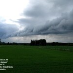 13.6.2008
Tässä oli vähän vyörypilven näköä mutta oli melko viileä keli.
13.6.2008 Orimattila klo 16.33 Canon A590 IS Kuva: Marko Kämäräinen, Jukka Suurhasko