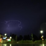 8.8.2010 klo 22.37
Salamointia Tuuloksessa kauppakeskuksen luona. Canon EOS 1000D
Kuva: Hannu Lepola