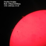 Protuberansseja
Kuvassa näkyy myös juovia, eli filamentteja tumman auringonpilkun lähettyvillä. Reunalla näkyy protuberansseja
19.8.2006 klo 19.29 Lahden Ursan tähtitornilla DayStar H-Alpha Canon PowerShot A530 Kuva: Jukka Suurhasko