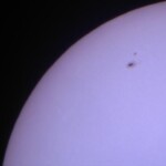 Ursan laitepäiviltä 2005
Pilkuryhmän kohdalle mahtuisi 2-3 maapalloa. Kuva on otettu Juhani Salmen teleskoopin läpi jossa Baaderin AstroSolar -kalvo. Pohjoinen alhaalla
Kuva: Marko Kämäräinen, J. Salmi Canon PowerShot A95 Ursan laitepäivät, Räyskälä, Loppi 19. maaliskuuta 2005