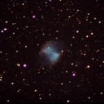 Nostopainosumu M27
Messier 27 on n. 980 valovuotta etäällä. Se on planetaarinen sumu, eli loppuun palanut tähti joka laajenee kaiken aikaa avaruuteen ja lopulta katoaa sinne
7.8.2006 klo 1.45, Lahden tähtitornilla Wäisälä refr.158mm/2063mm Canon EOS 350D, ISO 1600, EXP 4frame x 4min Kuva: Marko Kämäräinen & Heikki Kniivilä