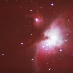 M42
Kuvassa näkyy tähtisumu Messier 42. Sen yläpuolella näkyy myös pienempi sumu Messier 43.
18.1.2006 Lahti klo 23.31 Canon EOS 350d, ISO 800 Exp 6 frame x 1min. Refr. 158mm/2063mm Kuva: Heikki Kniivilä & Marko Kämäräinen