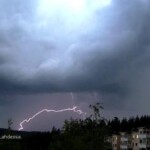 21.6.2011
Salama Lahdessa Metsäkankaalla torstaina 21.6.2011, Canon EOS 350D
Kuva: Jukka Suurhasko