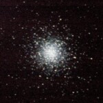 Pallomainen tähtijoukko
Kuva varsin onnistuneesti Messier 3 pallomaisesta tähtijoukosta. Sijaitsee Ajokoirien tähdistön suunnalla. Sisältää n. 45 000 tähteä
26.2.2006 Asikkala klo 23.13 Meade 16" LX200 GPS Pentax *ist D Exp 183s. ISO 800 Kuva: Jyrki Keski-Jylhä