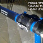 8/2011
Ursan tähtitorni Lahdessa huoltoremontoitiin kesällä 2011. Historiallinen Väisälä teleskooppi sai uutta väria pintaan ja uuden fokusointilaitteen sekä teipit kylkeen.
Kuva: Hannu Lepola