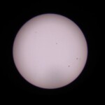 Lahti Pirttiharju
Kukin pilkuista on parin maapallon kokoinen. Kuvassa on siis Aurinko.
7.6.2005. klo 15.02 Refr. Väisälä 158mm/2063mm Canon PowerShot A95 Kuva: Marko Kämäräinen