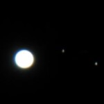 Neljä Galileilaista kuuta, vasemmalta oikealle: Europa, Io, Ganymedes, Kallisto. Jupiterin keskietäisyys maapallosta on 778 miljoonaa km
16.4.2005 Asikkala klo 23.39 Canon PowerShot A95, Meade 16inch LX200 GPS Kuva: Marko Kämäräinen / Heikki Kniivilä / Jyrki Keski-Jylhä