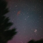Plejadit eli Seulaset. Kalifornia-sumu ei näy paljain silmin eikä edes kiikarilla ilman erikoissuodinta. Sen sijaan valokuvaamalla se saadaan näkyviin.
6.9.1994 Nastola 120mm tele, Fuji 800, Exp n. 10min Kuva: Juhana Kerttula