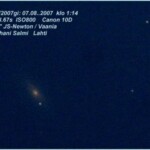 Supernova 2007gi
Kuvassa galaksi jonka keskustan alapuolella näkyvä piste on supernova eli tavattoman voimakas Aurinkoa isomman tähden tuhoutuminen räjähdyksessä
7.8.2007 klo 1.14 Js-Newton 12" Vaania, Lahti Kuva: Juhani Salmi