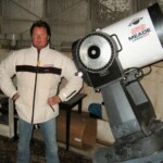 Lahden Ursan Meade 16" kiinnostaa jäseniä. Tässä Anssi Vepsä jäsenillassa Meaden vierellä valmiina sen käyttöön
2.2.2007 klo 18.33 Pirttiharjun tähtitornilla Canon PowerShot A700 Kuva: M. Kämäräinen