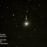 29.9.2008 klo 21.44
Kuvasin tätä galaksia jo 23.9. mutta mitään supernovaa ei ollut kunnes neljä päivää myöhemmin sellainen löytyi Japanissa tästä kohteesta. Elämä on laiffii joskus :) Supernova merkitty nuolella.
NGC 3147 SN2008fv 29.9.2008 klo 21.44 Meade 16" LX200 GPS Canon EOS 40D, valotus 120s. Kuva: Marko Kämäräinen