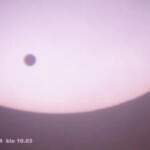 Lahti
Kuvassa on taustalla Auringon alareuna jossa näkyy Venus planeetta maasta katsottuna auringon pintaa vasten. Ylikulku toistuu n.120 vuoden välein.
Canon 300 Ixus, Newton 200mm/1000mm Baaderin AstroSolar-kalvo 8.6.2004, Lahden Ursan tähtitornilla Kuva: Marko Kämäräinen