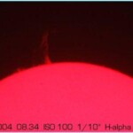 H-alpha
Tässä kuvassa näkyy myös iso auringonpurkaus joka n. 200 000km. Lahden Ursan H-alpha suotimen avulla otettu kuva. Pohjoinen on kuvassa alhaalla
Kuva: Juhani Salmi